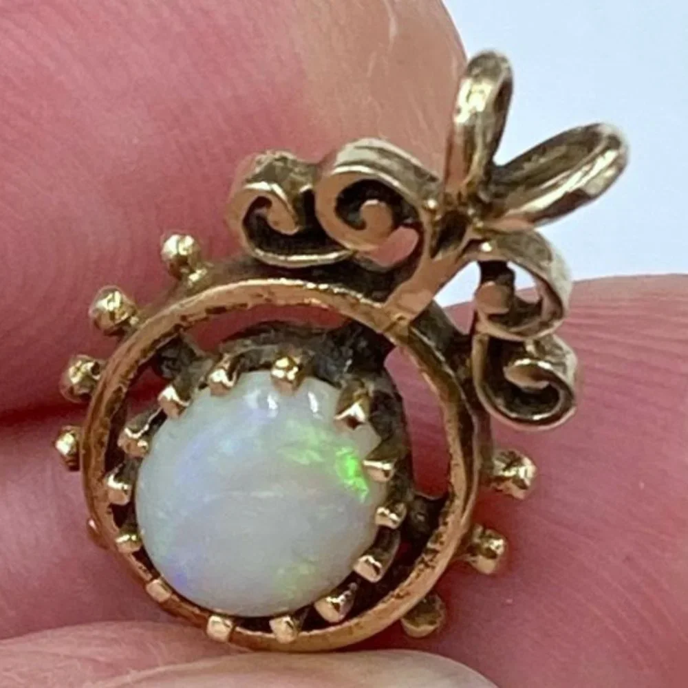 Vintage 1970’s 14k Yellow Gold Genuine Opal Pendant